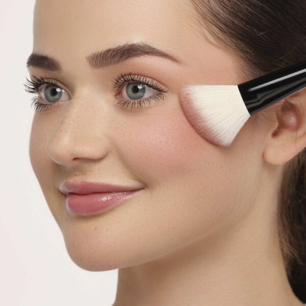 Website format JPG-330.48_Blusher_application Website format JPG-330.48_Blusher_application