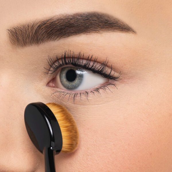 Website format JPG-60376_Small-Oval-Brush_Person Website format JPG-60376_Small-Oval-Brush_Person