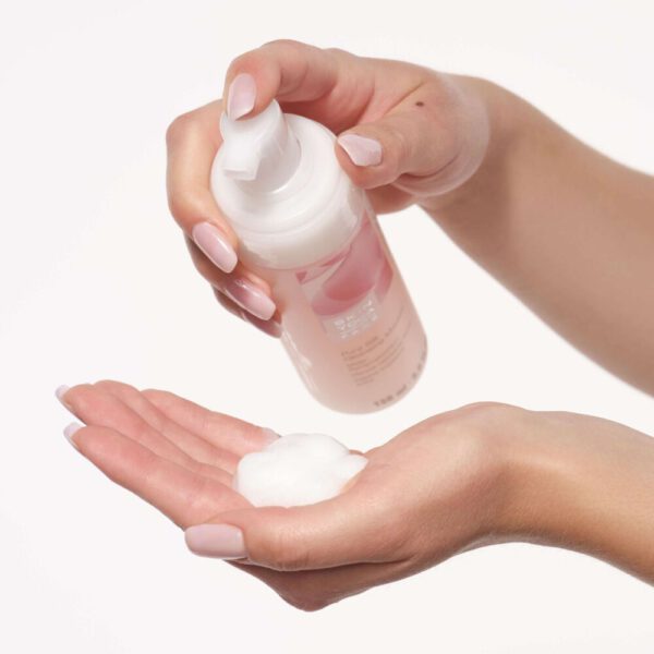 Website format JPG-63905 Pure Silk Cleansing Mousse_Person Website format JPG-63905 Pure Silk Cleansing Mousse_Person