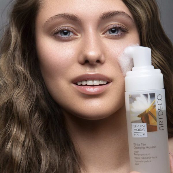 Website format JPG-6401 White Tea Cleansing Mousse_Person Website format JPG-6401 White Tea Cleansing Mousse_Person