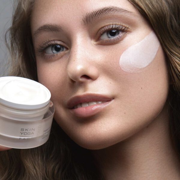 Website format JPG-6442 Hyaluronic Intensive Cream_Person Website format JPG-6442 Hyaluronic Intensive Cream_Person