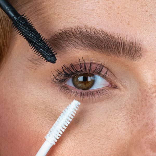 Website format JPG-20001 Lash Booster_2025.1 Twist for Volume_Person_3 Website format JPG-20001 Lash Booster_2025.1 Twist for Volume_Person_3