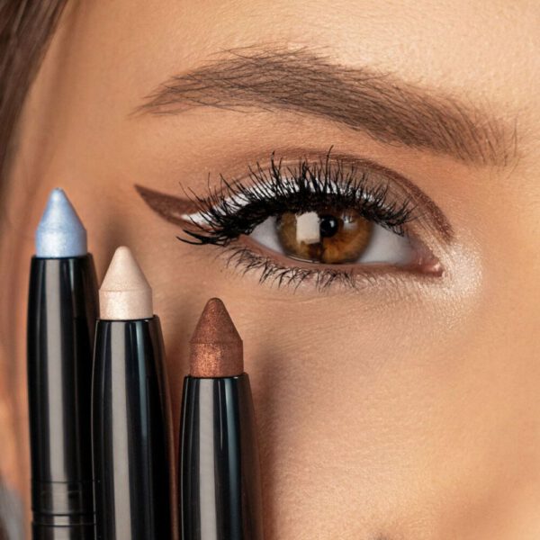 Website format JPG-267.xx_High-Performance-Eyeshadow-Stylo_Person Website format JPG-267.xx_High-Performance-Eyeshadow-Stylo_Person