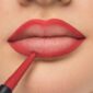 Website format JPG-336.09_Mineral-Lip-Styler_Person