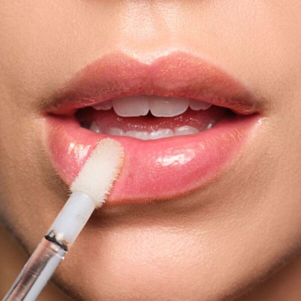 Website format JPG-56205.3_Glam_Shine_Lip_Gloss_Person_2 Website format JPG-56205.3_Glam_Shine_Lip_Gloss_Person_2