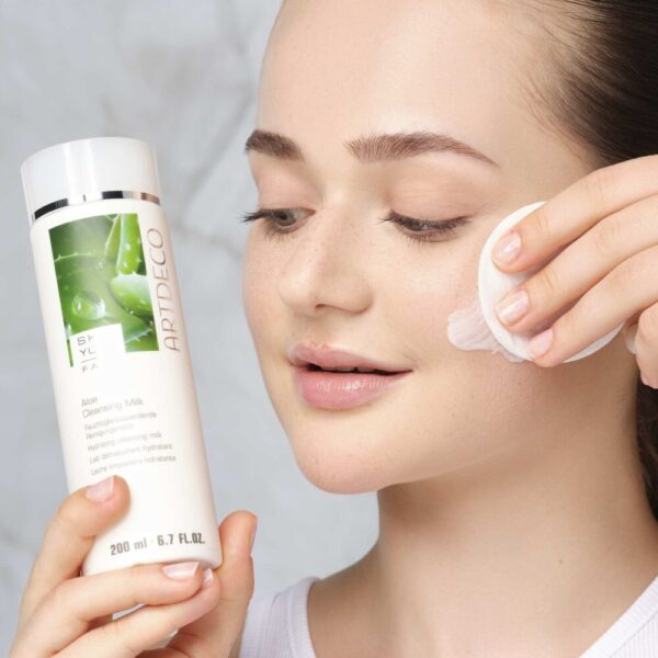 Website format JPG-63901_Aloe-Cleansing-Milk_ART_Anwendung Website format JPG-63901_Aloe-Cleansing-Milk_ART_Anwendung